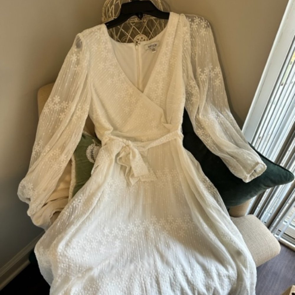 Kensie Tie Belt Floral Embroidered Long Sheer Sleeve Surplice V-Neck Size 8